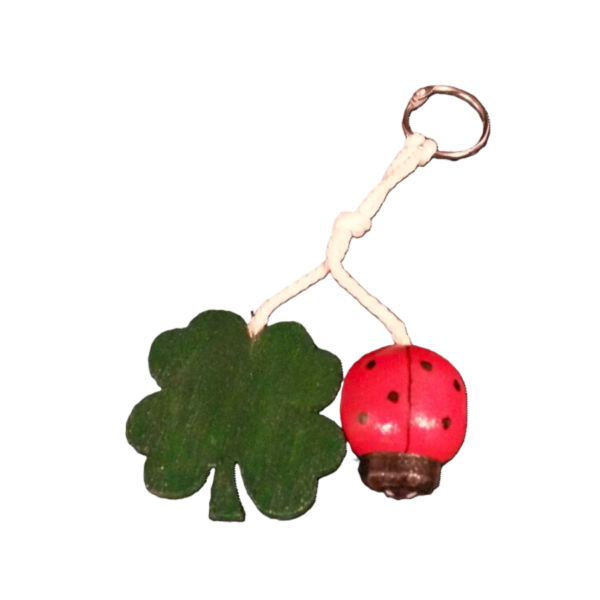 porte clé artisanal en bois forme coccinelle et trèfles à 4 feuilles peint à la main no background